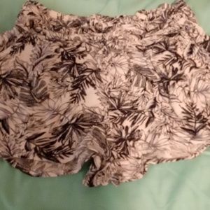 Short in good conditions. Size M. Sincerely Jules.Navy and white.